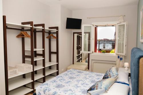 een kleine slaapkamer met een bed en een raam bij Suite Blue Laguna in Chioggia