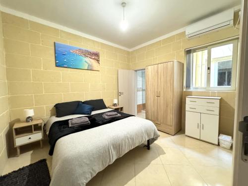 Postel nebo postele na pokoji v ubytování St Anglu Xaghra Family Stay - Lift and AC included