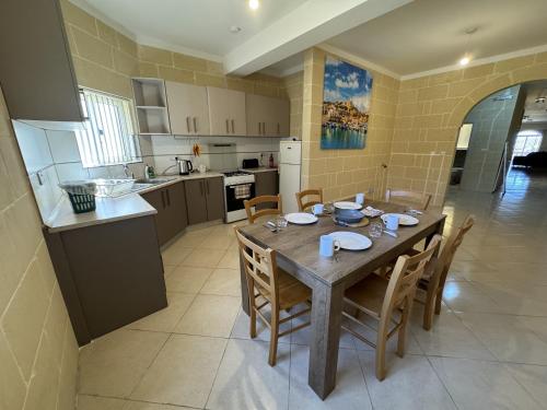 Kuchyň nebo kuchyňský kout v ubytování St Anglu Xaghra Family Stay - Lift and AC included