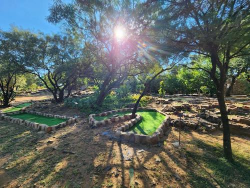 Κήπος έξω από το Rocking Giraffe Bush Lodge