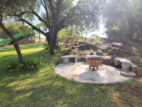 Κήπος έξω από το Rocking Giraffe Bush Lodge