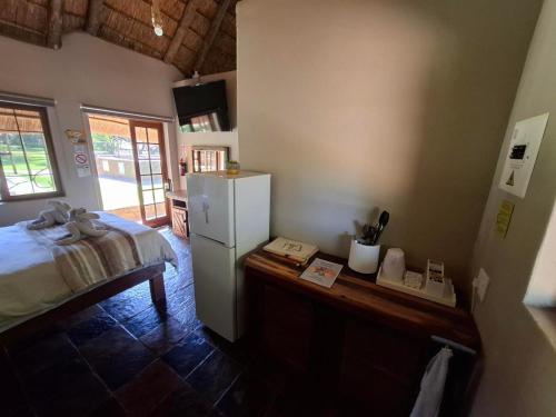 Ένα ή περισσότερα κρεβάτια σε δωμάτιο στο Rocking Giraffe Bush Lodge