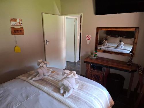 Ένα ή περισσότερα κρεβάτια σε δωμάτιο στο Rocking Giraffe Bush Lodge