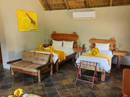 Ένα ή περισσότερα κρεβάτια σε δωμάτιο στο Rocking Giraffe Bush Lodge