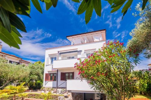 Vonkajšia záhrada v ubytovaní Brand new apartments Viktorija just 250m from the beach!