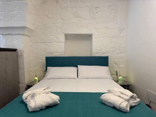 ein Schlafzimmer mit einem Bett, auf dem Handtücher liegen in der Unterkunft Star White in Ostuni