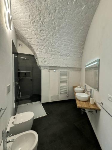ein Badezimmer mit zwei Waschbecken und zwei Toiletten in der Unterkunft Star White in Ostuni