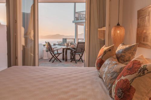 Schlafzimmer mit einem Bett und Meerblick in der Unterkunft Villa Konstantin in Mykonos Stadt