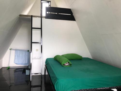 Ένα ή περισσότερα κρεβάτια σε δωμάτιο στο Eger Rinjani Inn