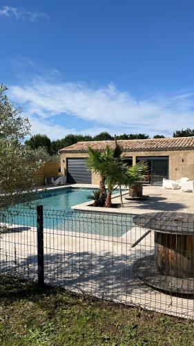 une clôture autour d'une piscine en face d'une maison dans l'établissement Mas Provençale entre Avignon et St Remy de Provence, à Noves