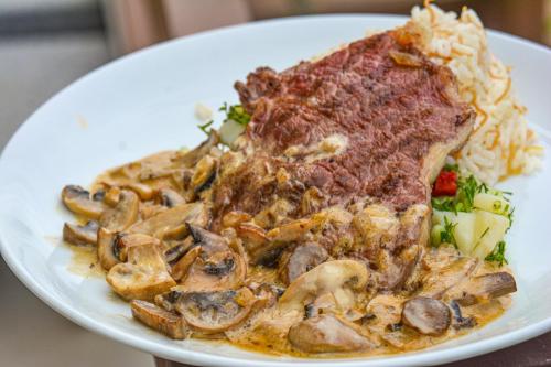 Makanan di atau berdekatan hotel