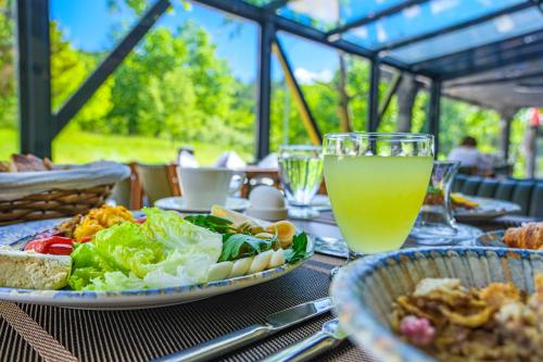 Makanan di atau berdekatan hotel
