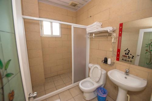 un piccolo bagno con un water e un lavandino di Taijing Hotel a Beigan