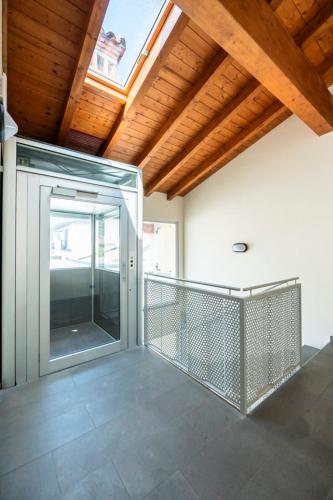 an empty room with a balcony with a glass door at Riflessi sul lago in Predore