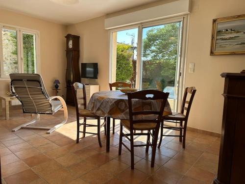 une salle à manger avec une table et des chaises dans l'établissement Maison au calme avec jardin, à Brouzet-lès-Alès