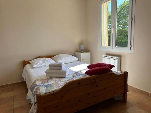 a bedroom with a bed with towels on it at Maison au calme avec jardin in Brouzet-lès-Alès