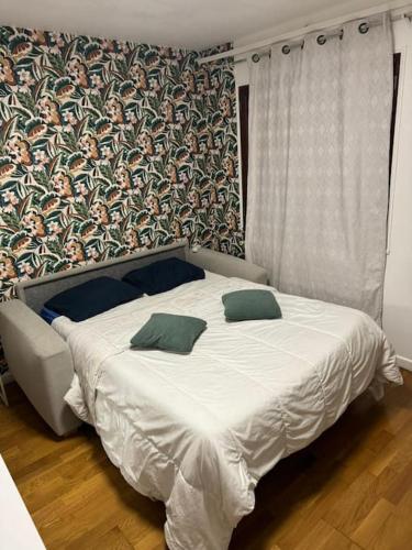 un lit avec deux oreillers dessus dans une chambre dans l'établissement My House, à Choisy-le-Roi