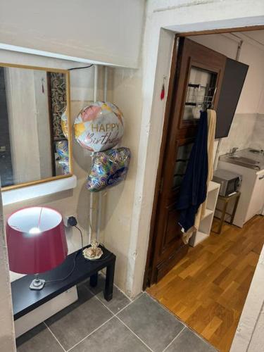 Cette chambre comprend une table avec une lampe et une porte. dans l'établissement My House, à Choisy-le-Roi