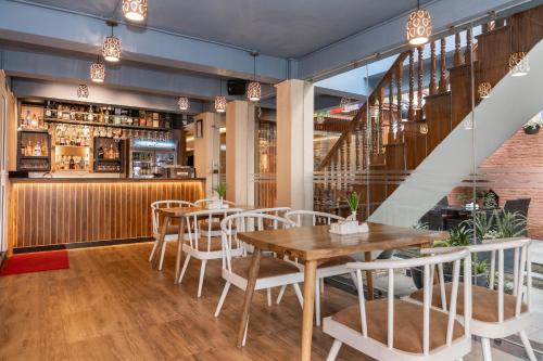 restauracja ze stołami i krzesłami oraz bar w obiekcie Kailash Boutique Hotel w Katmandu