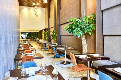 Posezení v ubytování Ramada Encore by Wyndham Makati