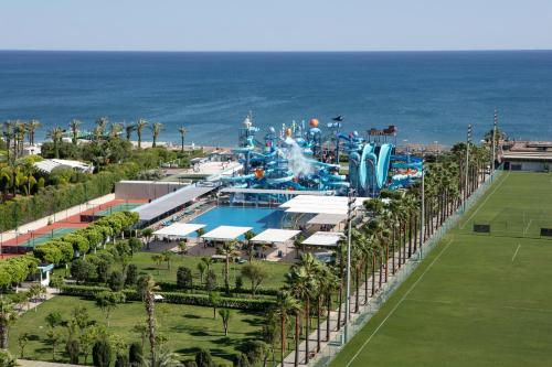 Nirvana Cosmopolitan Hotel - Convention & Sports Centerの敷地内または近くにあるプール