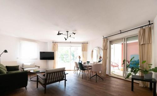 un salon avec un canapé et une table dans l'établissement L'élégant - Terrasse et climatisation, à Montpellier