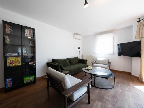 un salon avec un canapé et une table dans l'établissement L'élégant - Terrasse et climatisation, à Montpellier