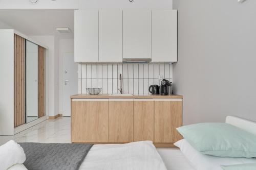 Kuchyňa alebo kuchynka v ubytovaní Modern Studio Słonimskiego with Balcony by Noclegi Renters