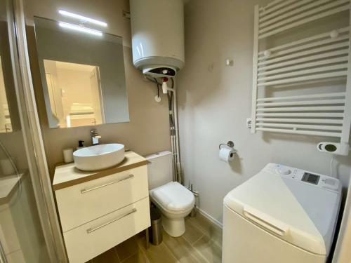 une petite salle de bain avec un lavabo et des toilettes dans l'établissement ARGUIN studio cabine rénové coeur de ville, à Arcachon