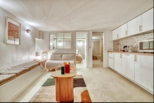 un salon avec un lit et une table dans l'établissement Geranimus Lombards : heart of Paris, à Paris