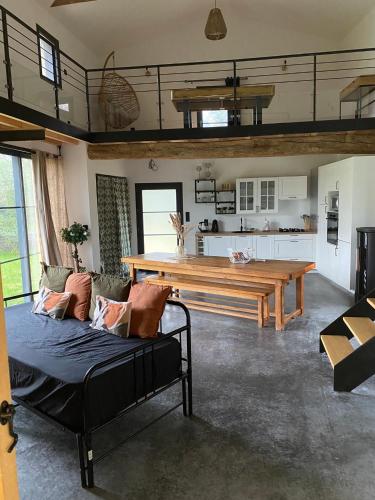 un salon avec une table en bois et un canapé dans l'établissement GITE Killiam et Madison, à Saint-Denis-de-Pile