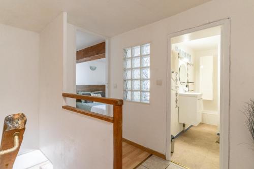 un couloir avec un escalier dans une maison dans l'établissement Le Midi - duplex climatisé - proche plage, à La Ciotat