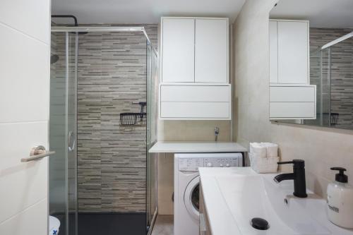 a kitchen with a washing machine and a shower at Apartamento Jávea Puerto in Jávea