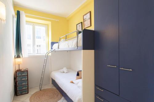 une chambre avec deux lits superposés et une fenêtre dans l'établissement #13 Orange suite AC Wifi Balcony 3mins walk sea front, à Nice