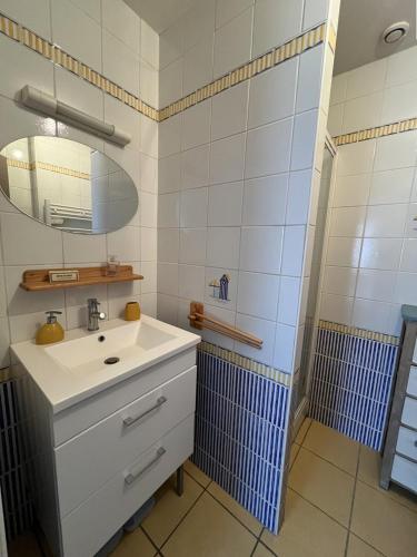 une salle de bain avec un lavabo blanc et un miroir dans l'établissement Appartement 4 pers Quartier de l'Isle - Saint Cast, à LʼIsle-Saint-Cast