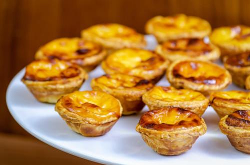 een bord met minitaartjes met kaas erop bij TURIM Europa Hotel in Lissabon