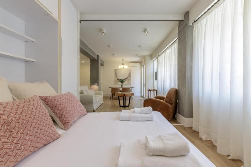 Posteľ alebo postele v izbe v ubytovaní Six Apartments by Caleta Homes