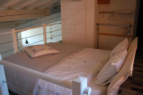 ラ・テュルビーにあるAppartement met uitzicht over Monacoの窓のある部屋にある白いベッド