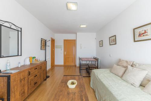 Villamiel de ToledoにあるToledo Ciudad De Las Tres Culturasのソファとテーブルのあるリビングルーム