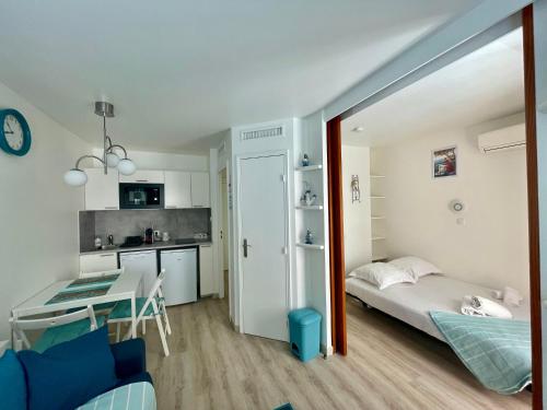 Ce petit appartement comprend un lit et une cuisine. dans l'établissement Le Rivage, joli appartement à 200 m des plages, à Menton
