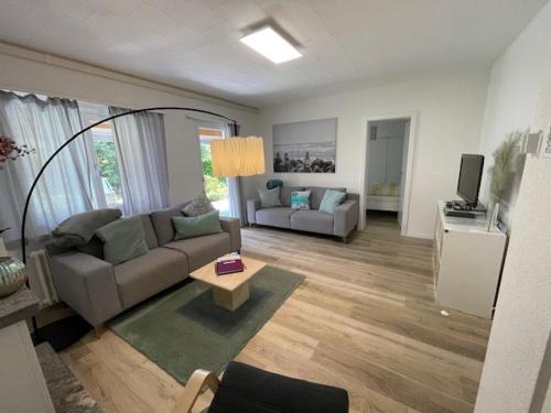 ein Wohnzimmer mit einem Sofa und einem Tisch in der Unterkunft Ascona Casa Cristina in Ascona