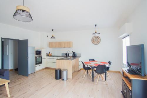 une cuisine et un salon avec une table et des chaises dans l'établissement -TERRAZZA- Concarneau hypercentre 3 balcons garage, à Concarneau