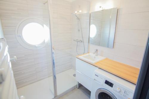 une salle de bain avec une douche, un lavabo et un miroir dans l'établissement -TERRAZZA- Concarneau hypercentre 3 balcons garage, à Concarneau