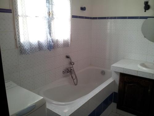 une salle de bain avec une baignoire et un lavabo dans l'établissement Villa les Arbousiers, à Saint-Tropez