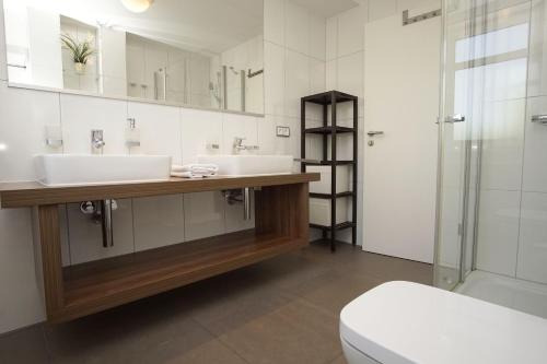 Koupelna v ubytování Balkon, gratis Nutzung vom AHOI Erlebnisbad und Sauna in Sellin - Meeresblick FeWo 56