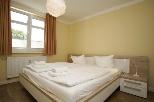 Postel nebo postele na pokoji v ubytování Balkon, gratis Nutzung vom AHOI Erlebnisbad und Sauna in Sellin - Meeresblick FeWo 56