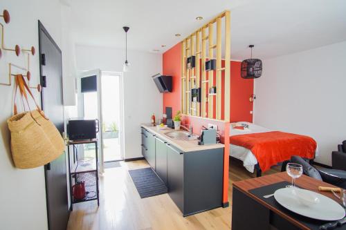 La salle de bains est pourvue d'un lavabo et d'un lit dans la chambre. dans l'établissement -PICCO ROSSO- Studio avec terrasse- Concarneau, à Concarneau