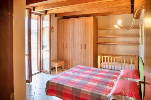 a bedroom with a bed in a room at La casa di Monica con piscina e terrazza in Moniga