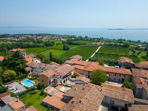 an aerial view of a house with a yard at La casa di Monica con piscina e terrazza in Moniga
