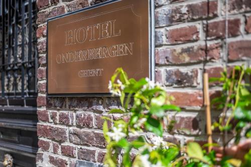 un panneau sur le côté d'un bâtiment en briques dans l'établissement Hotel Onderbergen, à Gand